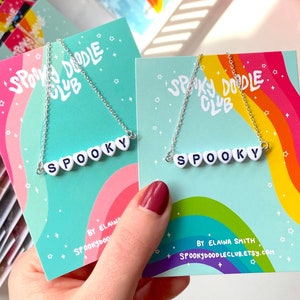 SPOOKY PERLENKETTE - Spooky Doodle Club Schmuck