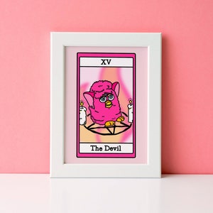 Impression d'art DEVIL FURBY - affiche de carte de tarot Furby, art maudit, art mural effrayant Halloween, impression d'affiche jouet vintage rose des années 90 Furby