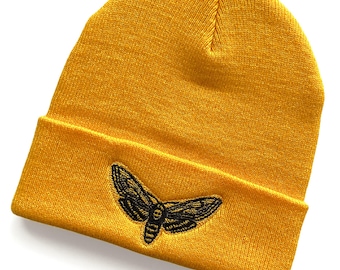MOTH BEANIE - Death's Head geborduurde muts, gele gebreide muts, griezelige kousvuller, herfstaccessoire, gouden insectenhoed