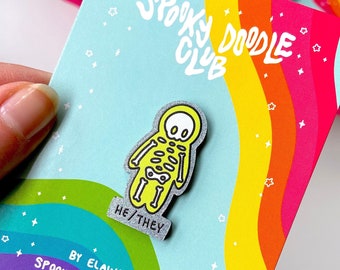Spilla con pronome lui/loro ~ Distintivo in acrilico con identità di genere a forma di scheletro, regalo per il mese dell'orgoglio gotico di Spooky Doodle Club (1,5 pollici)
