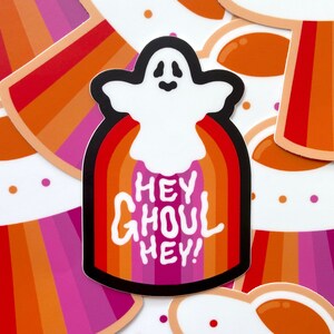 HEY GHOUL HEY Aufkleber - Spooky Lesbian Pride Flag Sticker, Wlw Ghost, Witchy Pride Design - Spooky Doodle Club