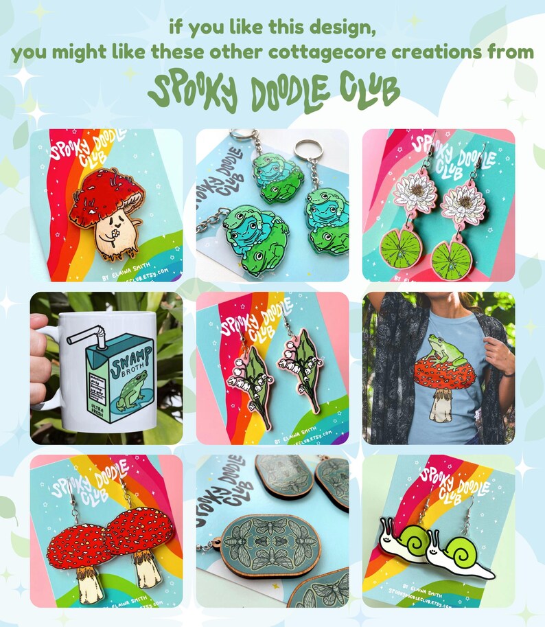 Op de afbeelding: Een verzameling cottagecore-producten van Spooky Doodle Club. De afbeelding toont verschillende items, waaronder oorbellen en sleutelhangers met paddenstoelen en kikkers, een mok met een kikkerillustratie en een t-shirt. Het kleurenpalet omvat rood, groen en blauw.