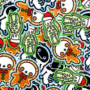 Pu&ograve; includere: Una collezione di adesivi colorati a tema Halloween e Natale. Gli adesivi includono omini di pan di zenzero, scheletri e omini di pan di zenzero scheletro, alcuni con cappelli di Babbo Natale. Gli adesivi hanno una combinazione di colori bianco, verde, arancione e nero.