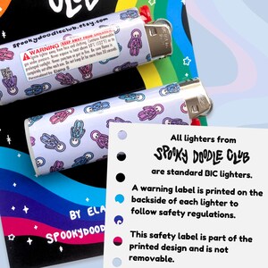 Puede incluir: Dos encendedores blancos con un dise&ntilde;o de esqueleto impreso en ellos. Los encendedores son encendedores BIC est&aacute;ndar. Una etiqueta de advertencia est&aacute; impresa en la parte posterior de cada encendedor. La etiqueta dice "Mantener fuera del alcance de los ni&ntilde;os".