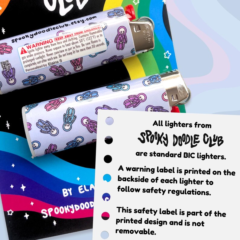 Puede incluir: Dos encendedores blancos con un dise&ntilde;o de esqueleto impreso en ellos. Los encendedores son encendedores BIC est&aacute;ndar. Una etiqueta de advertencia est&aacute; impresa en la parte posterior de cada encendedor. La etiqueta dice "Mantener fuera del alcance de los ni&ntilde;os".