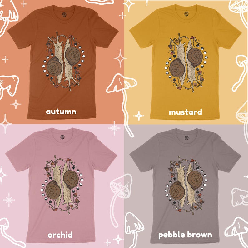 Pu&ograve; includere: Quattro t-shirt di diversi colori con una grafica di due lumache su un ramo con funghi e un design di fase lunare. I colori sono autunnale, senape, orchidea e marrone ghiaia.