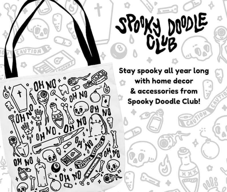 Op de afbeelding: Een witte tote bag met een zwarte handvat en een zwart-witte illustratie van griezelige krabbels. De krabbels omvatten een schedel, een kruis, een kist, een tand, een bom, een schop, een mes, een fles, een sleutel en de woorden "Oh No". De tekst "Spooky Doodle Club" staat in het zwart bovenaan de tas.