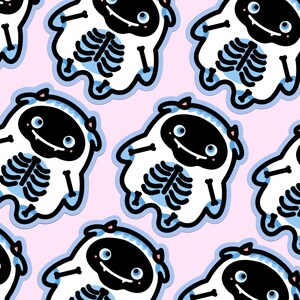 Pu&ograve; includere: Un motivo ripetuto di creature simili a fantasmi dei cartoni animati con un disegno a scheletro su uno sfondo rosa chiaro. Le creature hanno facce nere, occhi blu e una bocca sorridente. I contorni sono blu.