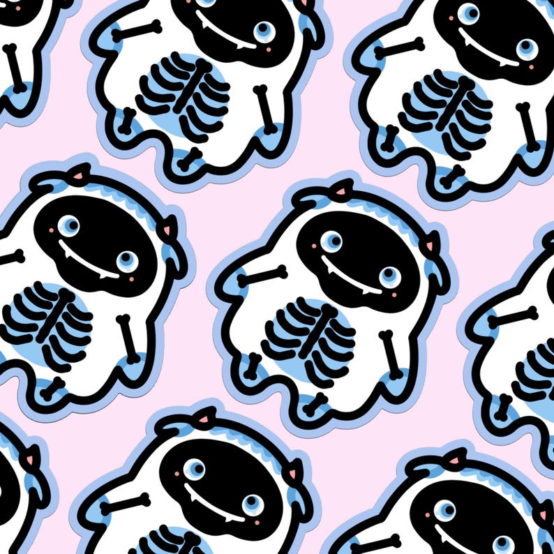 Pu&ograve; includere: Un motivo ripetuto di creature simili a fantasmi dei cartoni animati con un disegno a scheletro su uno sfondo rosa chiaro. Le creature hanno facce nere, occhi blu e una bocca sorridente. I contorni sono blu.