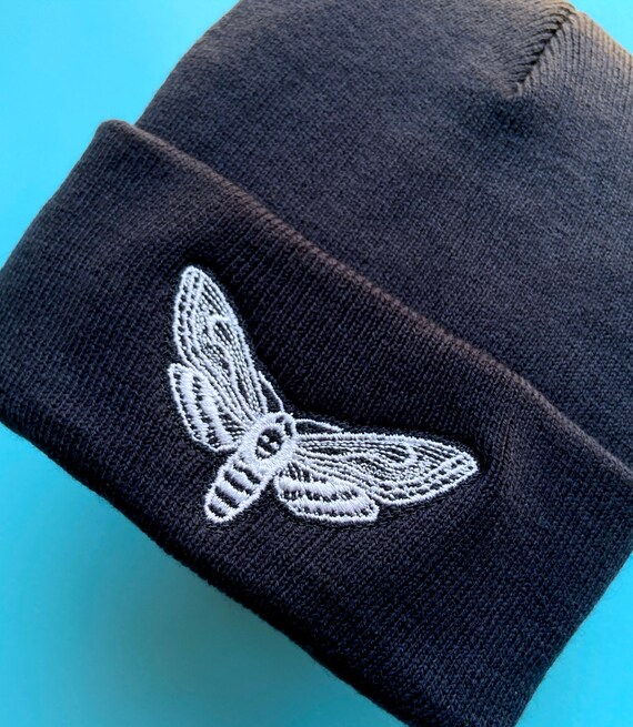 ふわふわの虫 - スプーキードゥードゥルクラブの刺繍入り蛾ビーニー