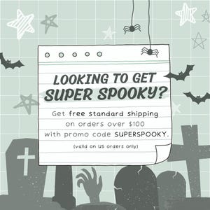 Puede incluir: Una nota escrita a mano sobre un fondo de papel rayado con un tema de Halloween espeluznante. La nota dice "LOOKING TO GET SUPER SPOOKY? Get free standard shipping on orders over $100 with promo code SUPERSPOOKY. (valid on US orders only)"
