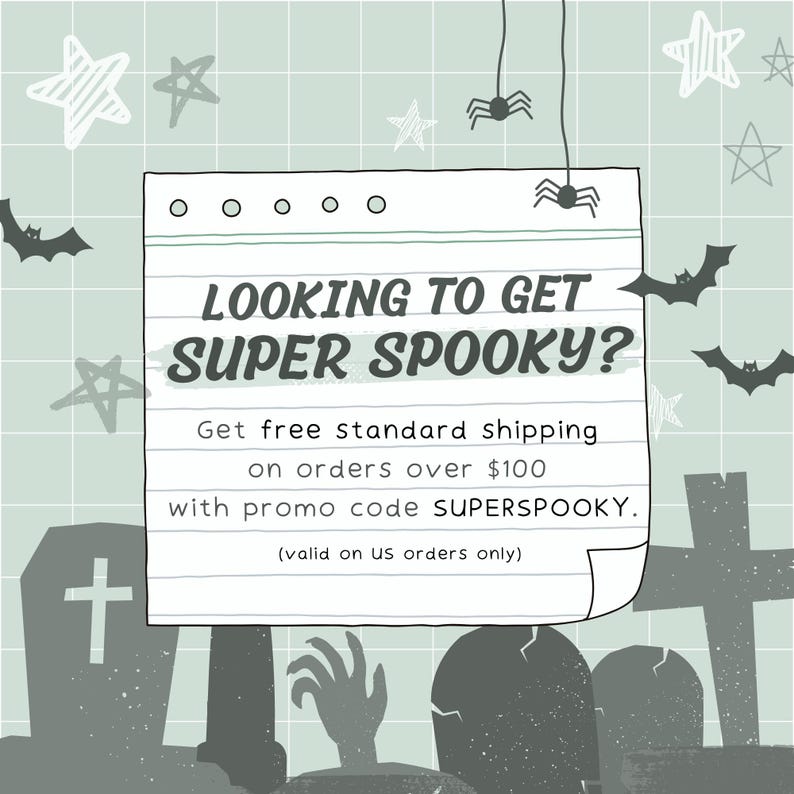 Puede incluir: Una nota escrita a mano sobre un fondo de papel rayado con un tema de Halloween espeluznante. La nota dice "LOOKING TO GET SUPER SPOOKY? Get free standard shipping on orders over $100 with promo code SUPERSPOOKY. (valid on US orders only)"