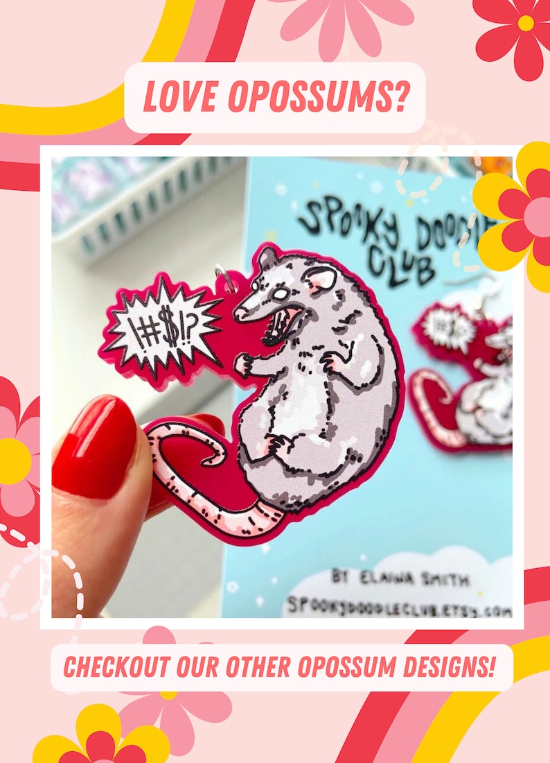Pode incluir: Um desenho de gamb&aacute; de desenho animado com um bal&atilde;o de fala que diz "!#$!?" em um fundo rosa. Os textos "LOVE OPOSSUMS?" e "CHECKOUT OUR OTHER OPOSSUM DESIGNS!" tamb&eacute;m s&atilde;o vis&iacute;veis.