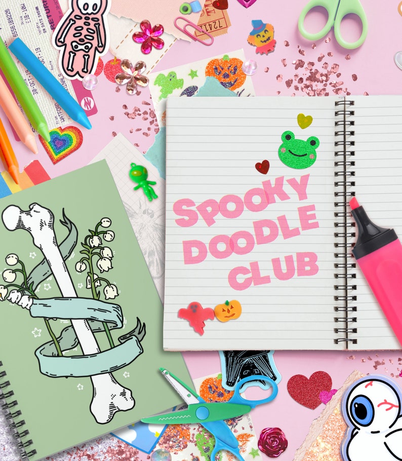 Op de afbeelding: Een roze notitieboek met de woorden "Spooky Doodle Club" in roze letters. Het notitieboek is omringd door verschillende stickers, waaronder een groene kikker, een spook, een vleermuis en een pompoen. Er zijn ook wat kleurpotloden, scharen en een roze markeerstift.