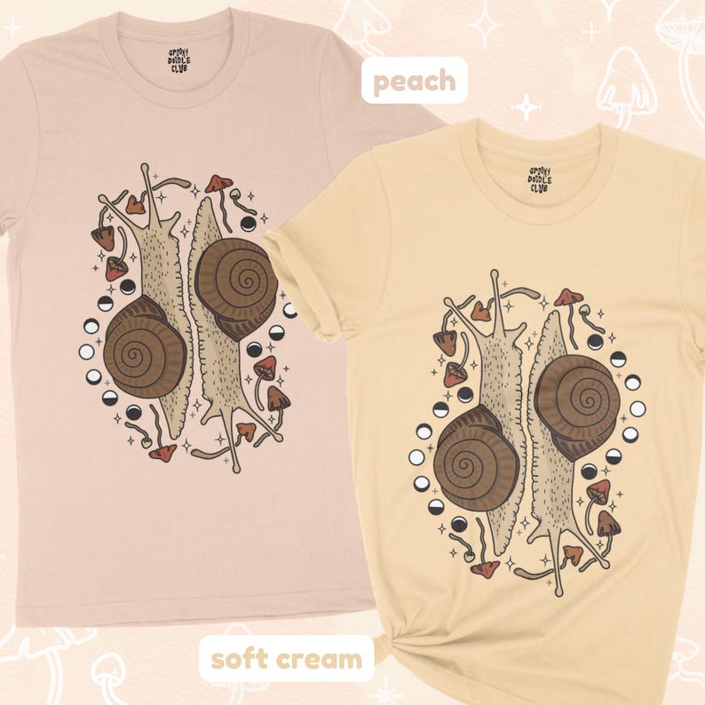 Pu&ograve; includere: Due t-shirt con un design grafico di due lumache con funghi e fasi lunari. Le t-shirt sono nei colori crema morbido e pesca.