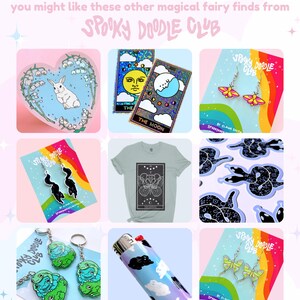 Op de afbeelding: Een collage van verschillende items van Spooky Doodle Club. De items omvatten tarotkaarten, oorbellen, een t-shirt, sleutelhangers, een aansteker en stickers. De items hebben een grillig, magisch thema met illustraties van konijnen, motten en slangen.