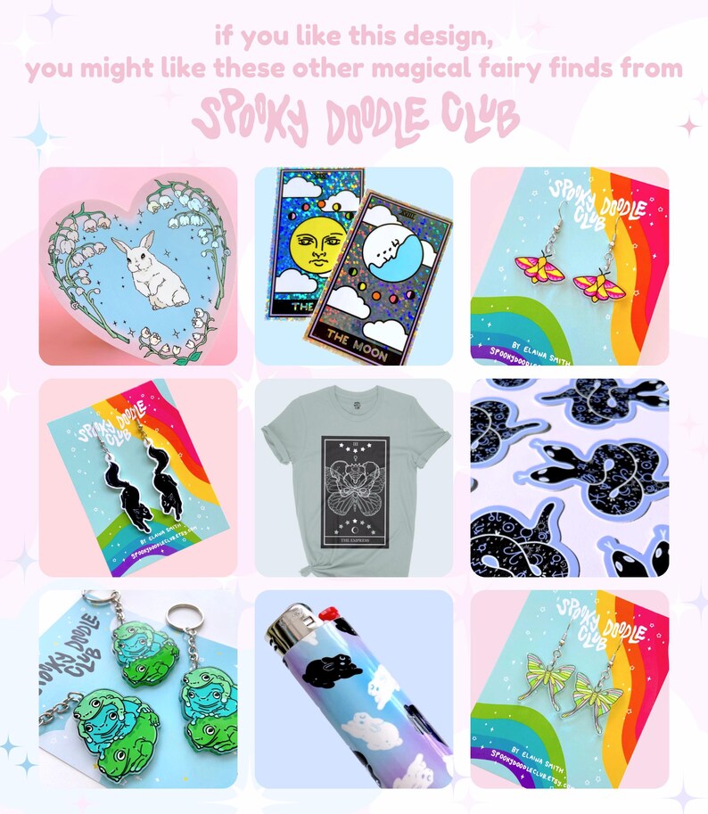 Op de afbeelding: Een collage van verschillende items van Spooky Doodle Club. De items omvatten tarotkaarten, oorbellen, een t-shirt, sleutelhangers, een aansteker en stickers. De items hebben een grillig, magisch thema met illustraties van konijnen, motten en slangen.