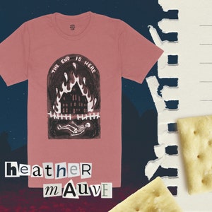 Op de afbeelding: Een roze T-shirt met een afbeelding van een brandend huis en een skelet. De tekst "The End Is Here" staat boven de afbeelding. De tekst "heather mAuve" staat onder de afbeelding.