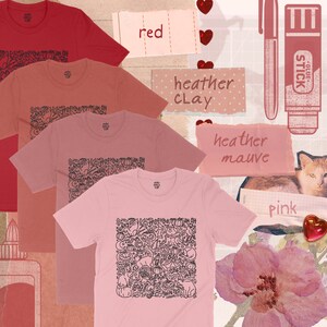 K&ouml;nnte beinhalten: Vier T-Shirts in verschiedenen Rosat&ouml;nen, Rot und Heather Clay. Die Shirts zeigen ein Schwarz-Wei&szlig;-Doodle-Design mit Halloween-Motiven, darunter K&uuml;rbisse, Geister, Flederm&auml;use und die Worte "Boo!" und "Haunted".