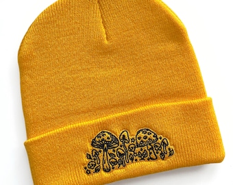 PADDESTOEL BEANIE - geborduurde cottagecore-beanie, gele gebreide muts voor de herfst, spookachtige boho-beanie Skull Forest, Forest Forager-cadeau