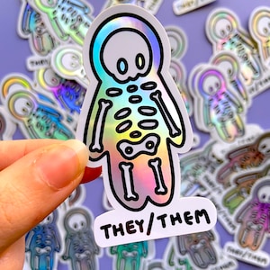 Holografische sticker zij/ze - sticker skelet voornaamwoorden, sticker spooky holografische voornaamwoorden, unieke sticker zij/ze, waterdicht vinyl