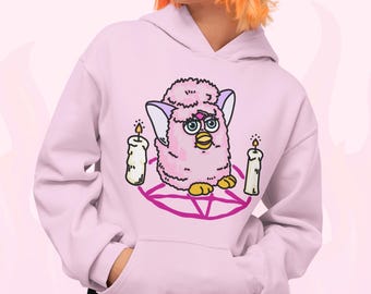 CURSED FURBY HOODIE - Spooky Furby Sweatshirt, Pentagram Seance Creepy Süß Horror Geschenk, 90er Jahre Kid lustige Toycore Kleidung, Halloween Furby