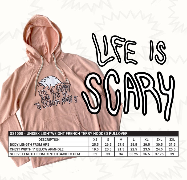 Pode incluir: Um moletom unissex rosa claro com capuz, bolso canguru e capuz com cord&atilde;o. A frente apresenta um gr&aacute;fico branco de um rato e o texto "LIFE IS SCARY AND IT'S OK TO SCREAM ABOUT IT". As palavras "LIFE IS SCARY" est&atilde;o escritas em letras pretas grandes.