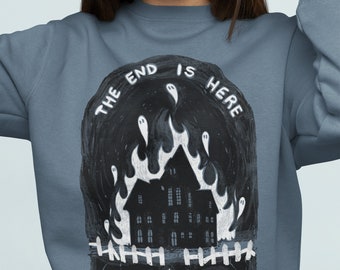 Op de afbeelding: Een blauwgrijze sweatshirt met een griezelige illustratie. Het ontwerp toont een spookhuis in brand, met de tekst "THE END IS HERE" erboven. Witte spookfiguren zweven rond het huis, wat bijdraagt aan het griezelige thema.