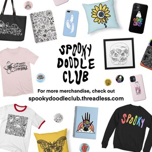 Op de afbeelding: Een verzameling merchandise van de Spooky Doodle Club met verschillende items zoals t-shirts, draagtassen, telefoonhoesjes, kussens en notitieboekjes. De items bevatten verschillende griezelige doodles, waaronder geesten, schedels en vlinders. De tekst "SPOOKY DOODLE CLUB" staat in het midden van de afbeelding. De tekst "Voor meer merchandise, bekijk spookydoodleclub.threadless.com" staat onderaan de afbeelding.