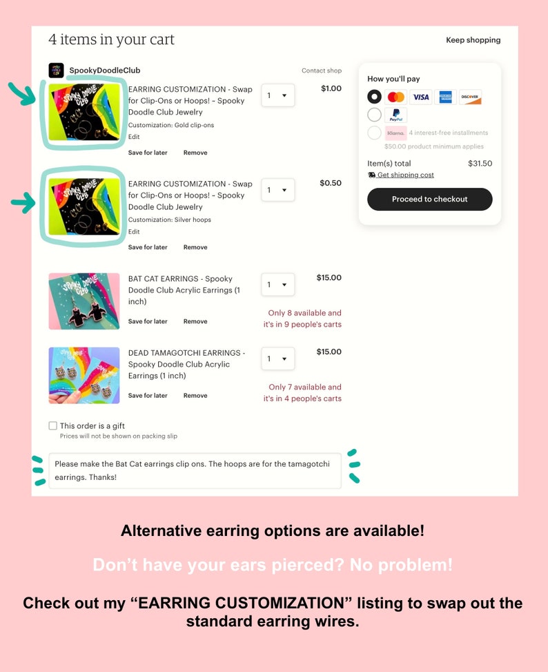 Op de afbeelding: Screenshot van een Etsy-winkelwagen van SpookyDoodleClub, met opties voor het aanpassen van oorbellen en andere items. De winkelwagen bevat items zoals Bat Cat Oorbellen en Dead Tamagotchi Oorbellen. Tekst op de afbeelding bevat "Alternatieve oorbelopties zijn beschikbaar!" en "Geen gaatjes in je oren? Geen probleem!"