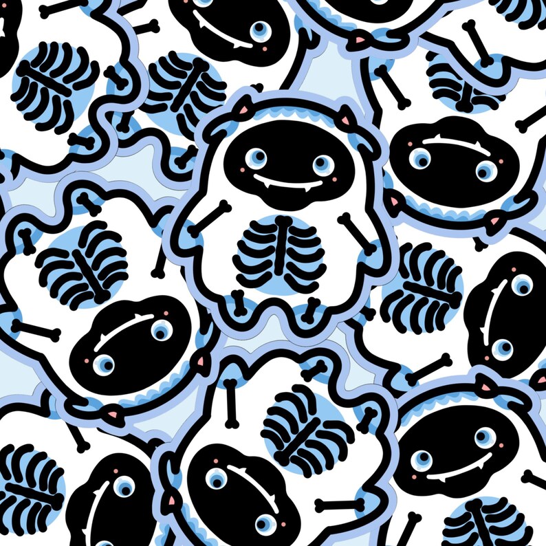 Pu&ograve; includere: Motivo ripetuto di adesivi di mostri dei cartoni animati. Ogni adesivo presenta un mostro bianco con un volto nero, occhi blu e un disegno a scheletro sul petto. Gli adesivi hanno un contorno azzurro.