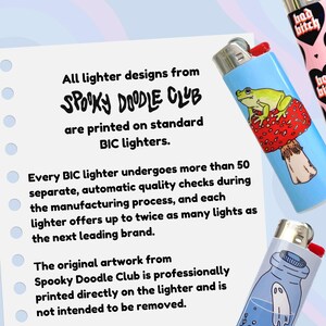 Puede incluir: Dos encendedores BIC personalizados. El primer encendedor es azul con un hongo blanco y una rana verde en la parte superior. El segundo encendedor es azul con un fantasma blanco en una botella. El texto "Spooky Doodle Club" est&aacute; impreso en el fondo blanco.