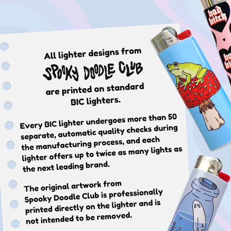 Puede incluir: Dos encendedores BIC personalizados. El primer encendedor es azul con un hongo blanco y una rana verde en la parte superior. El segundo encendedor es azul con un fantasma blanco en una botella. El texto "Spooky Doodle Club" est&aacute; impreso en el fondo blanco.