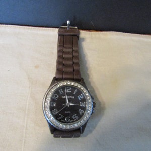 Geneva Woman&#39;s Wristwatch with Crystal Face