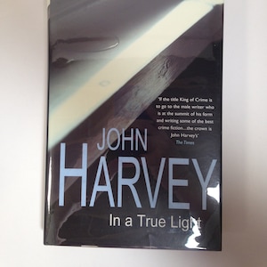 Ejemplar firmado: Bajo una luz verdadera, de John Harvey. ¡Nuevo! 0123