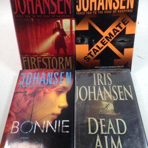 Puede incluir: Se muestran cuatro novelas de Iris Johansen, incluyendo "Firestorm", "Stalemate", "Bonnie" y "Dead Aim". Las portadas presentan títulos y nombres de autores en negrita, con imágenes impactantes y un tono de suspense. Los libros son de la autora superventas del New York Times.