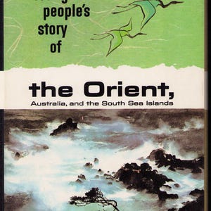 Puede incluir: Una portada de libro con una sección superior verde claro que presenta dos aves estilizadas en vuelo y el texto Young people's story of the Orient, Australia, and the South Sea Islands. La sección inferior muestra una escena costera rocosa.