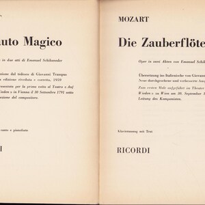 Puede incluir: P&aacute;ginas de un libro abierto con los t&iacute;tulos "II Flauto Magico" y "Die Zauberfl&ouml;te" de Mozart. Los t&iacute;tulos en italiano y alem&aacute;n est&aacute;n en negrita, con texto que detalla la historia de la &oacute;pera y el editor, Ricordi.