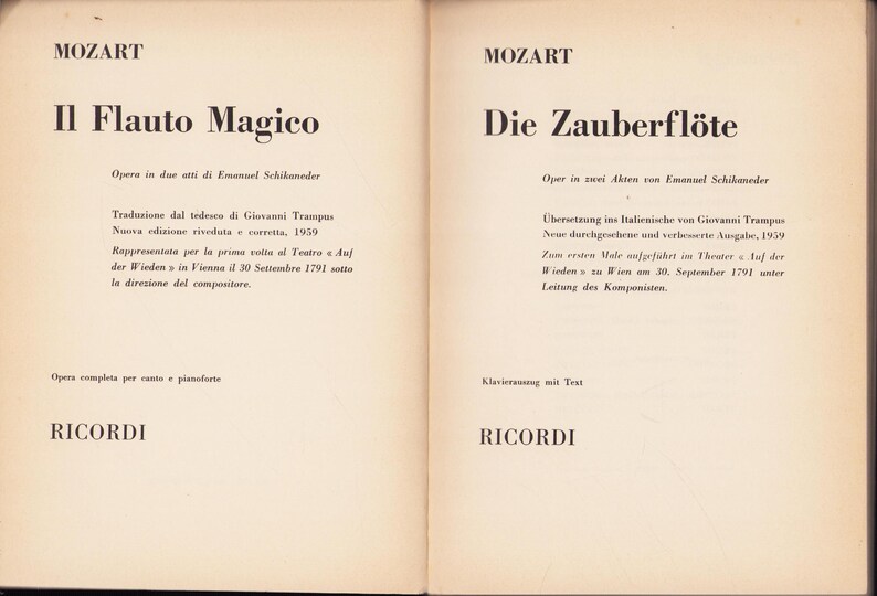 Puede incluir: P&aacute;ginas de un libro abierto con los t&iacute;tulos "II Flauto Magico" y "Die Zauberfl&ouml;te" de Mozart. Los t&iacute;tulos en italiano y alem&aacute;n est&aacute;n en negrita, con texto que detalla la historia de la &oacute;pera y el editor, Ricordi.