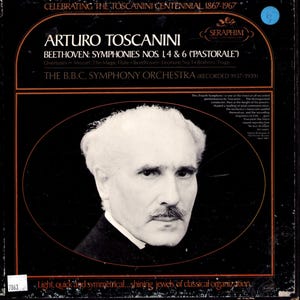 Könnte beinhalten: Vintage Schallplattenhülle mit Arturo Toscanini, anlässlich des Toscanini-Jubiläums. Das Album enthält Beethoven-Symphonien und wird vom B.B.C. Symphony Orchestra aufgeführt. Das Cover hat Text und ein Porträt.