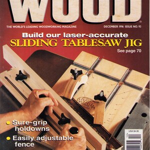 Może przedstawiać: Wydanie magazynu WOOD nr 93 z grudnia 1996 roku przedstawia na okładce budowę przesuwnego przyrządu do piły stołowej. Obraz ukazuje drewniany przyrząd z czarnymi pokrętłami, dociskami, regulowaną prowadnicą oraz grawerowaną skalą kątową.