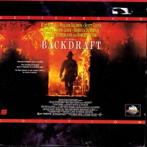 Peut inclure: Affiche du film "Backdraft" avec un pompier en silhouette devant un fond de flammes. Le titre est en évidence, avec les noms des acteurs, dont Kurt Russell et Robert De Niro. L'affiche a une bordure rouge.