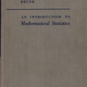 Könnte beinhalten: Ein Vintage-Buchcover mit dem Titel "An Introduction to Mathematical Statistics" in blauer Schrift. Der Name des Autors, BRUNK, steht über dem Titel. Das Cover hat ein strukturiertes, graugrünes Aussehen.
