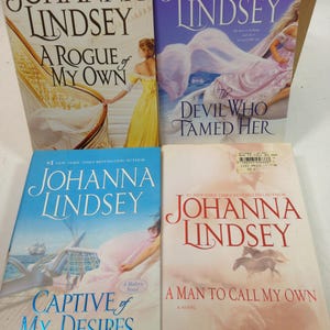 Pode incluir: São exibidos quatro romances de bolso de Johanna Lindsey. Os títulos incluem "A Rogue of My Own", "The Devil Who Tamed Her", "Captive of My Desires" e "A Man to Call My Own". Cada livro apresenta uma capa diferente com ilustrações e texto.
