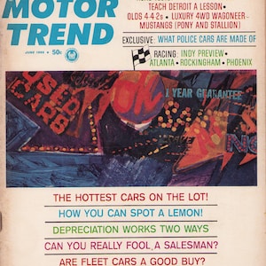 Op de afbeelding: Een Motor Trend tijdschriftomslag uit juni 1966 met de kop Used Car Buyers Guide. De omslag bevat tekst over wegtests, politieauto's en racen, naast een centrale abstracte illustratie met het woord OK in het rood.