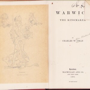 Può includere: Libro aperto con il titolo "WARWICK The Kingmaker" di Charles Oman. La pagina sinistra presenta uno schizzo a matita di un cavaliere con una spada, in piedi su una creatura. Pubblicato a Londra e New York da Macmillan and Co. nel 1891.