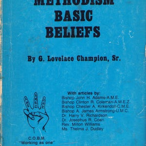 Puede incluir: Una portada de libro vintage con el título "BLACK METHODISM BASIC BELIEFS" en letras negras en negrita sobre un fondo azul. También es visible el nombre del autor, G. Lovelace Champion, Sr., junto con un símbolo de mano.