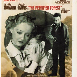 Könnte beinhalten: Ein Vintage RCA Videodisc-Cover für den Film The Petrified Forest mit Leslie Howard, Bette Davis und Humphrey Bogart. Das sepiafarbene Artwork zeigt die Schauspieler in einem kreisförmigen Rahmen vor einer Wüstenlandschaft.