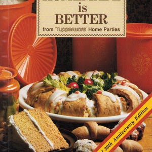 Pode incluir: Uma capa de livro de receitas vintage com o texto "Homemade is Better" da Tupperware Home Parties. A imagem apresenta uma fatia de bolo, um pastel em forma de anel e outros produtos de panificação, com recipientes Tupperware laranja ao fundo. "Special 30th Anniversary Edition" também é visível.