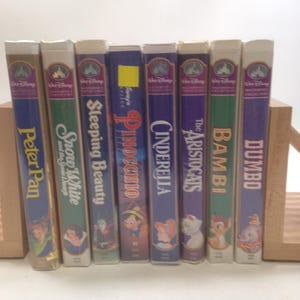 8 Classic Disney Animated Movies on VHS, Snow White, The Aristocats, Peter Pan & more! 0924